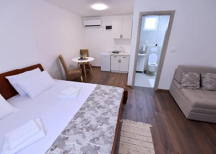 Airport Apartments Tri Hrasta