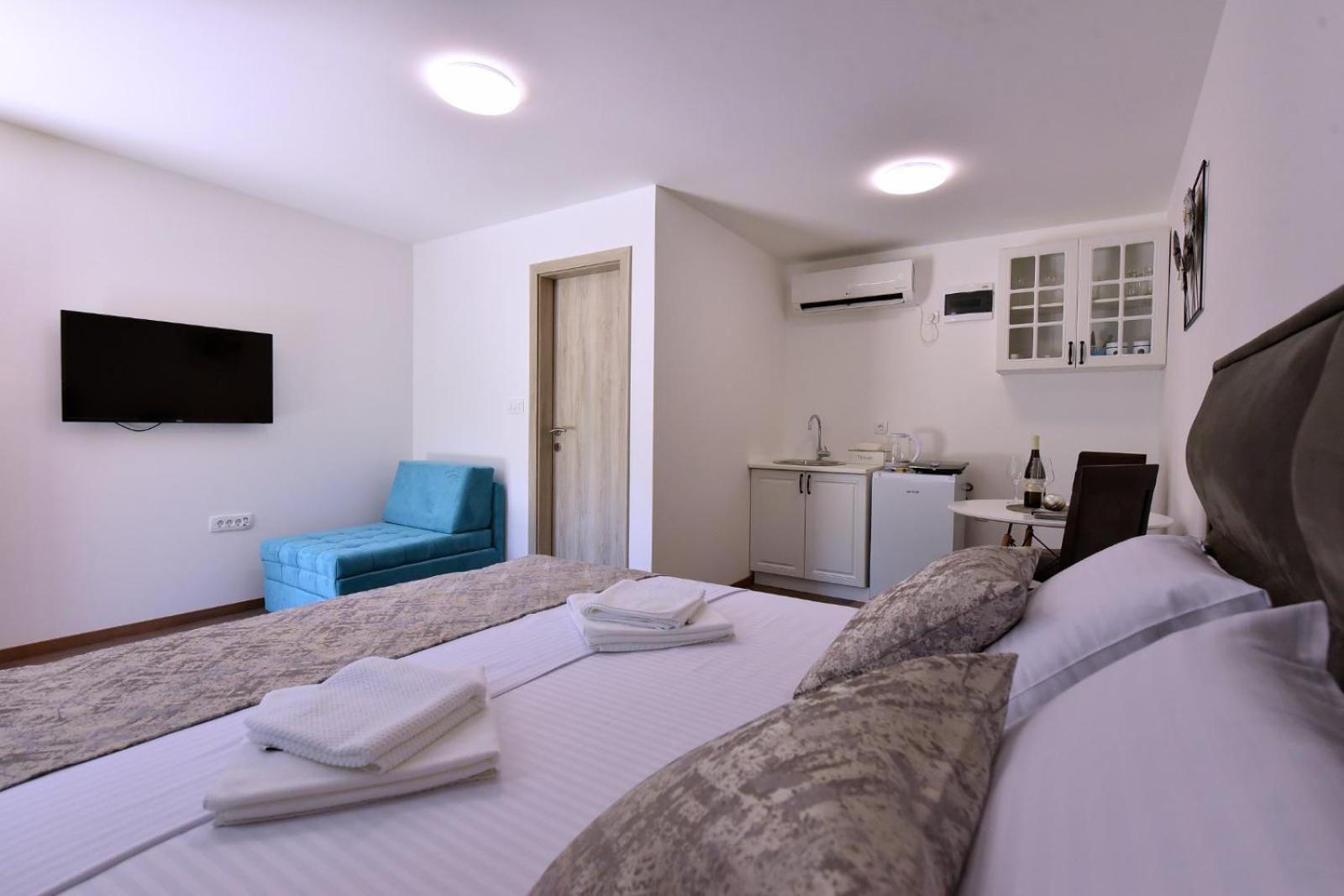 Airport Tri Hrasta Apartment *