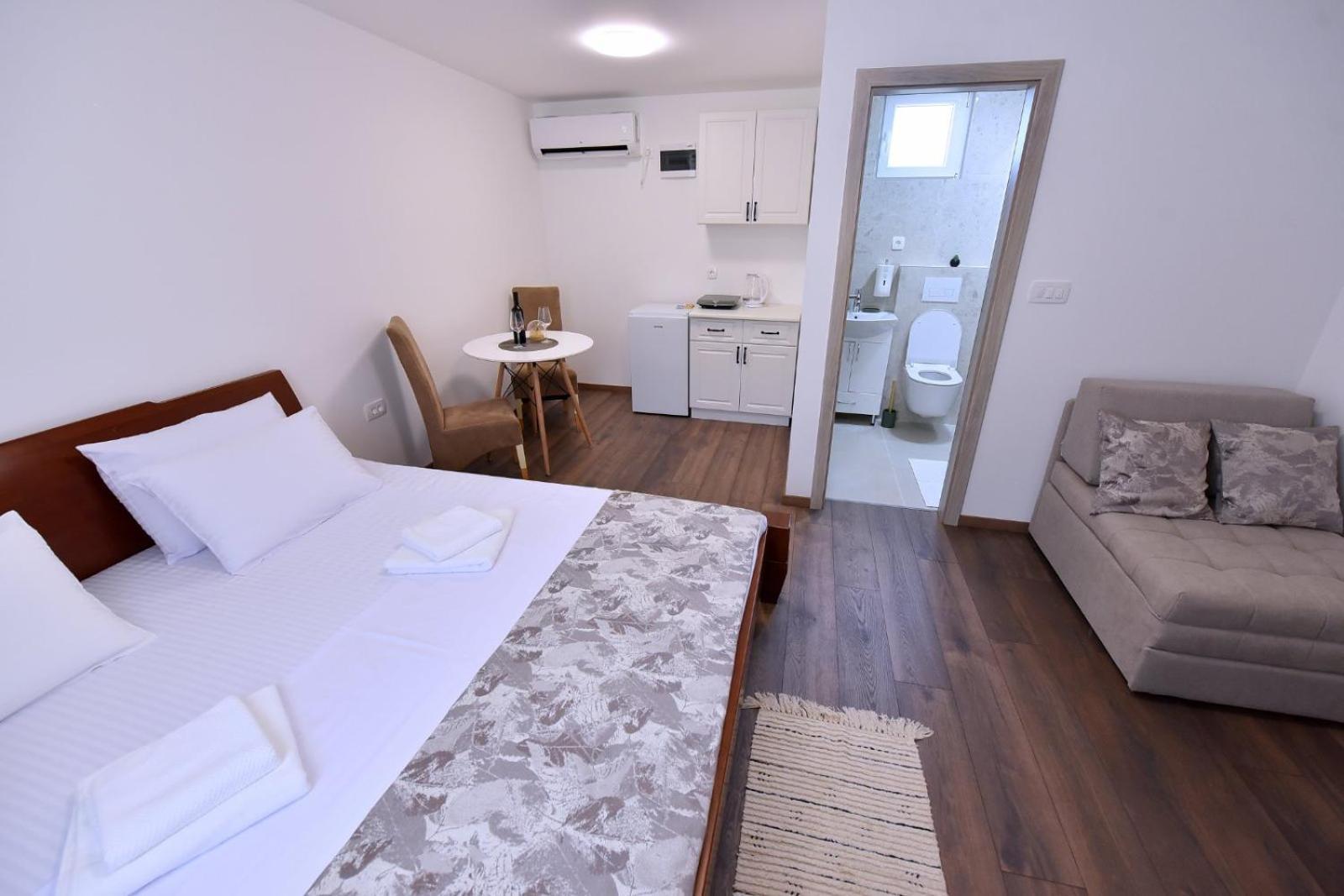 Airport Tri Hrasta Apartment *